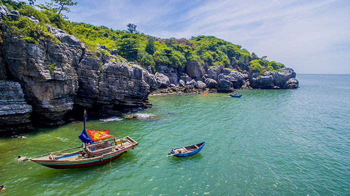 Biển Quỳnh Lưu quanh năm sóng vỗ. Ảnh: Hồ Sỹ Minh